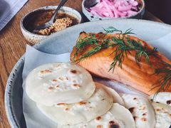 烟熏三文鱼配烤饺子皮和芥末籽酱-BOR Eatery(安福路店)