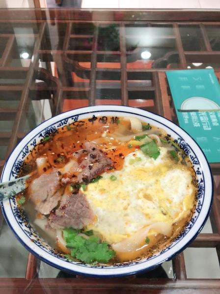 好像比较喜欢吃刀削面,加个荷包蛋,很完美