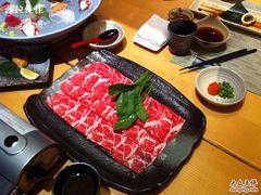 刷牛肉火锅的肥牛，很嫩，清汤锅，配蔬菜-无锡君来洲际酒店
