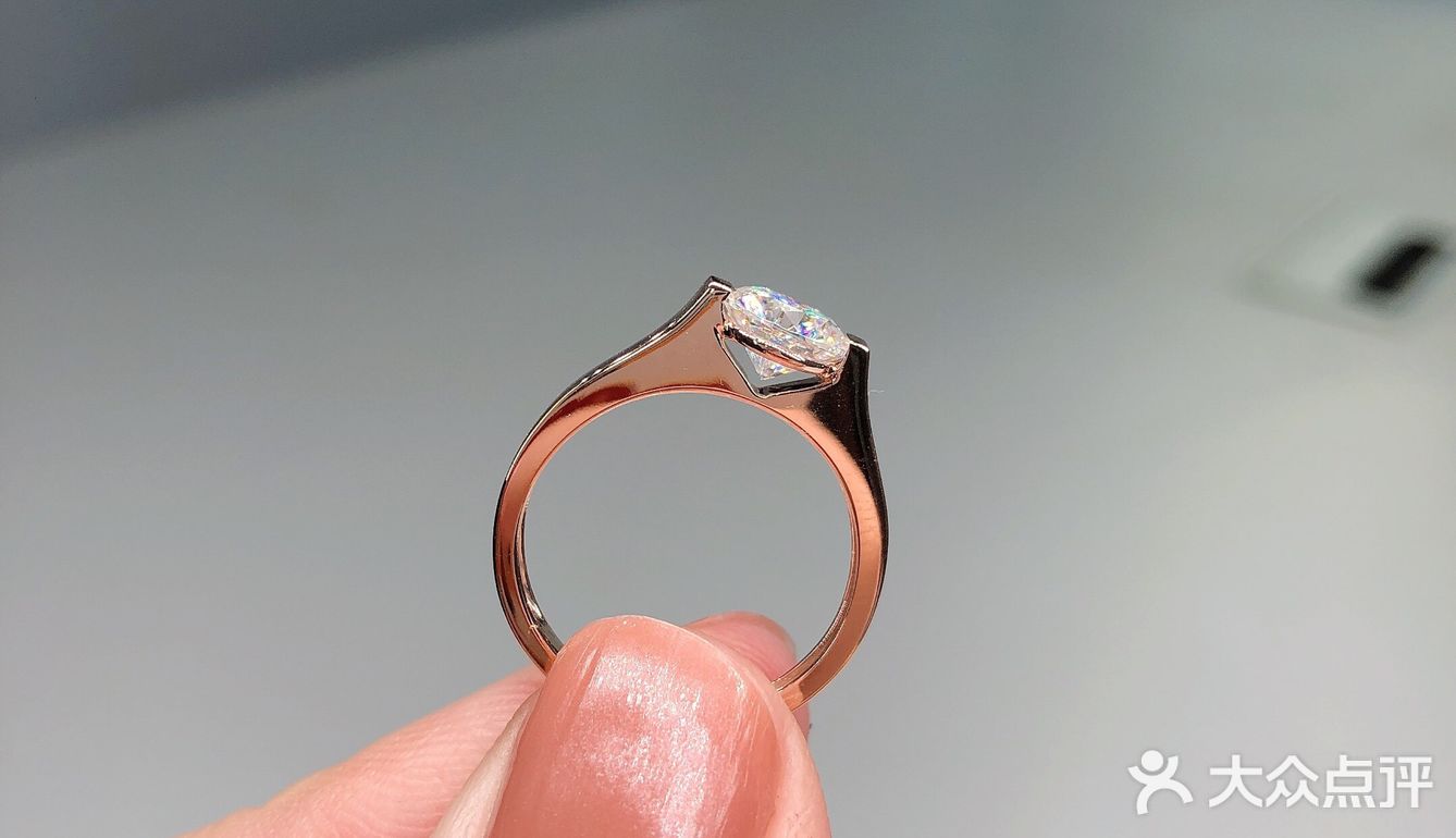 非常简约中性的一款戒指 使用的卡镶镶嵌方法