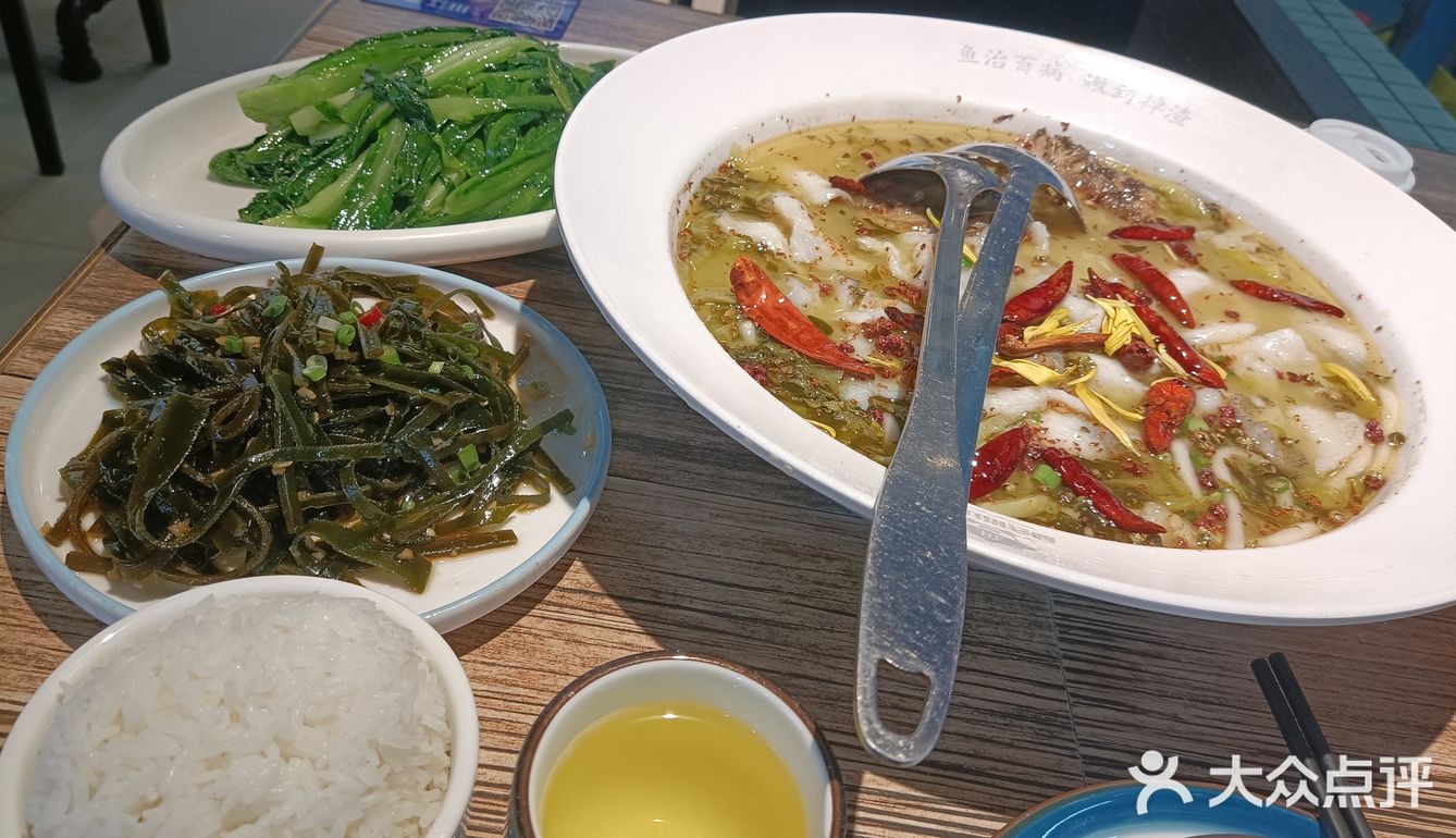双人份的酸菜鱼用的是鲈鱼，肉质鲜嫩又大块，份量不少