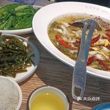 双人份的酸菜鱼用的是鲈鱼，肉质鲜嫩又大块，份量不少