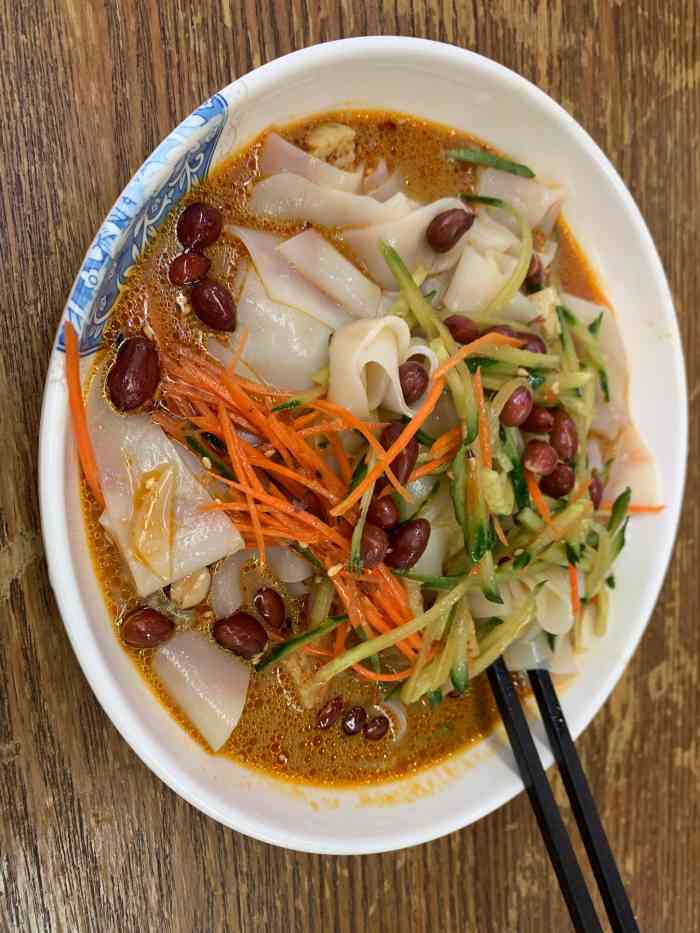 打分    /人 「牛筋面凉皮双拼」10块钱一份,价格还可以,当时量有点少