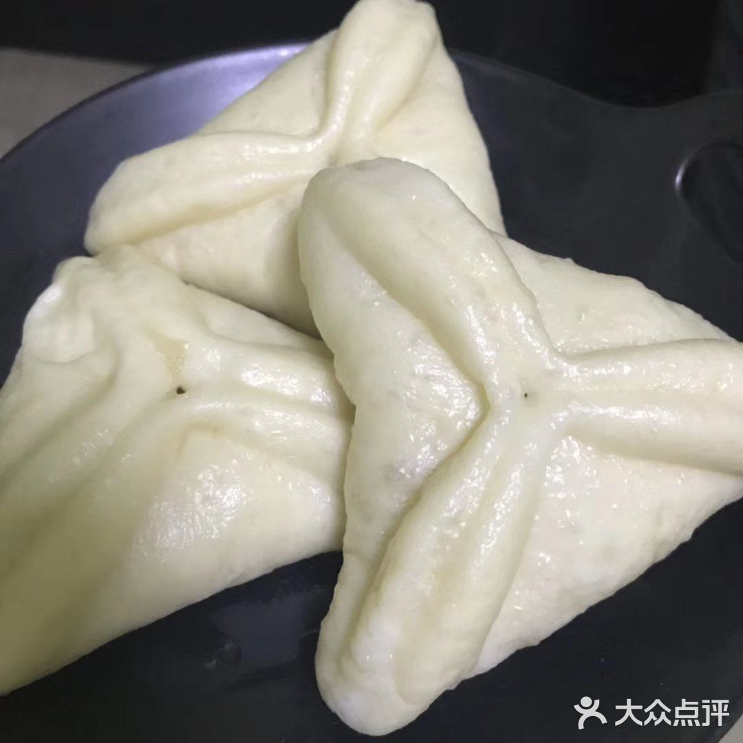 饅頭蒸得很蓬鬆還蒸了幾個糖三角我老家叫糖包