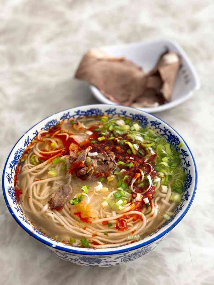 牛肉干拉8块钱一份,又单加了一份肉,面条筋道,油辣子也香.