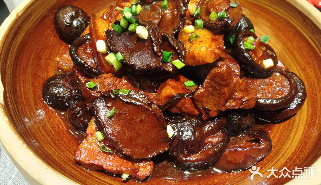 从瘦西湖南门往东就几步路有个子母店:银都饭店和简普菜。杠杠滴