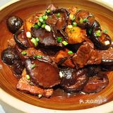 从瘦西湖南门往东就几步路有个子母店:银都饭店和简普菜。杠杠滴