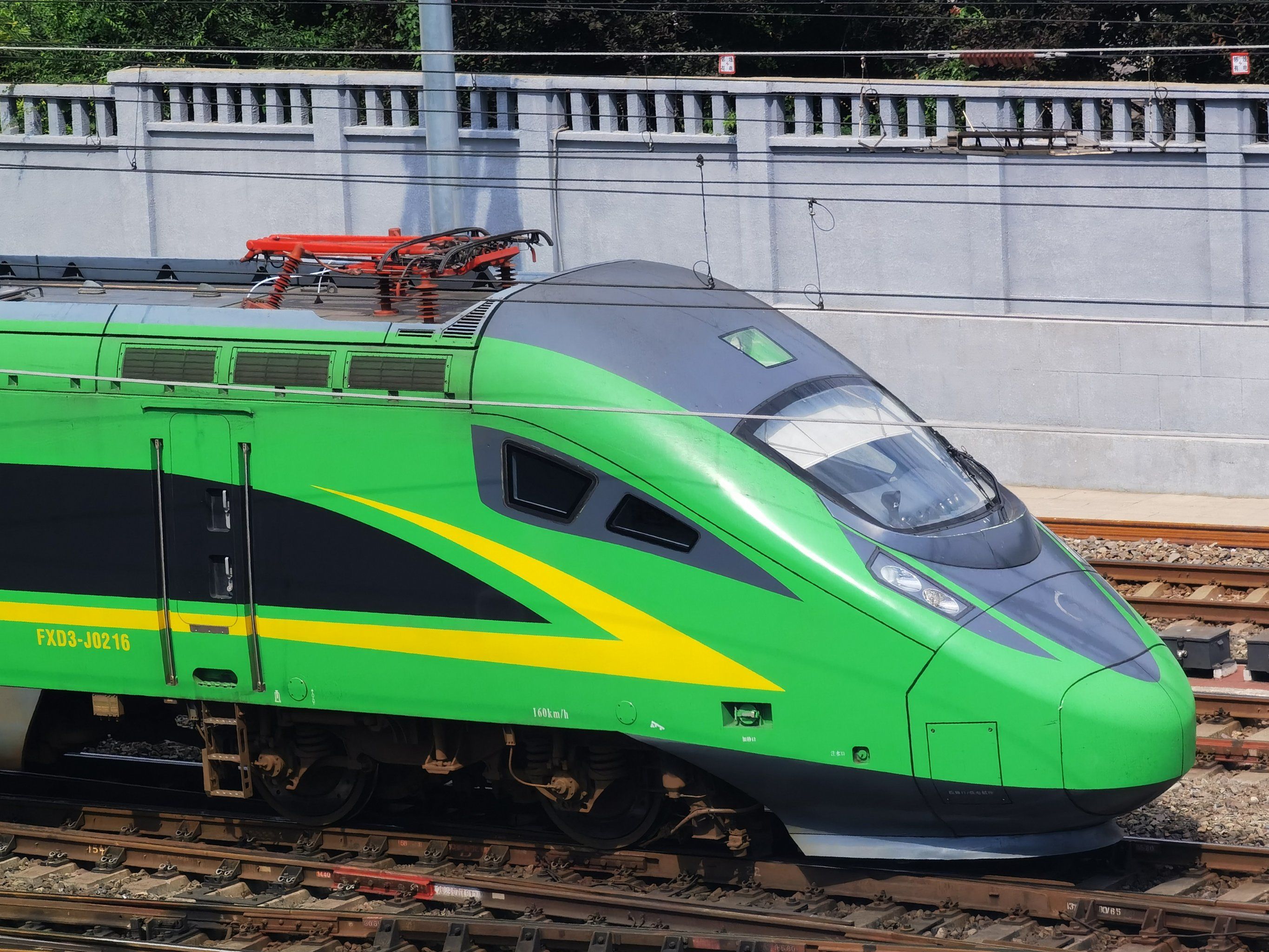 眺望北京站,一列列绿皮火车,和谐号动车,复兴号高铁