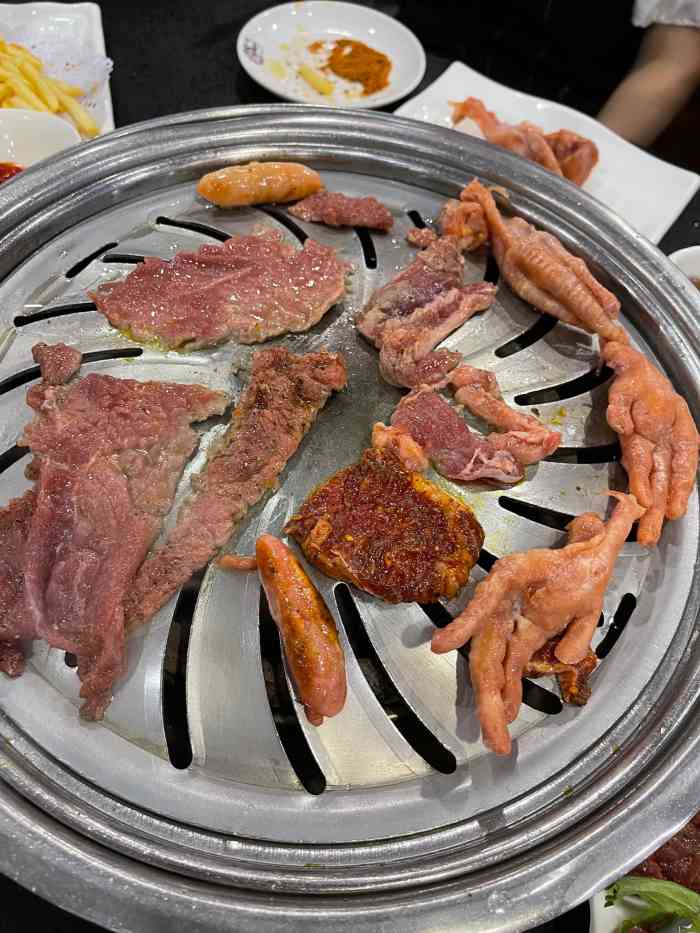 啊美丽炭火烤肉(沈辽路店)-"离家很近很方便,中午去的人不算多,服务员