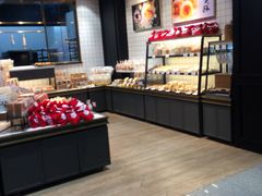 面包甜点陈列柜-皇冠幸福里动物奶油生日蛋糕(龙阳村地铁站店)