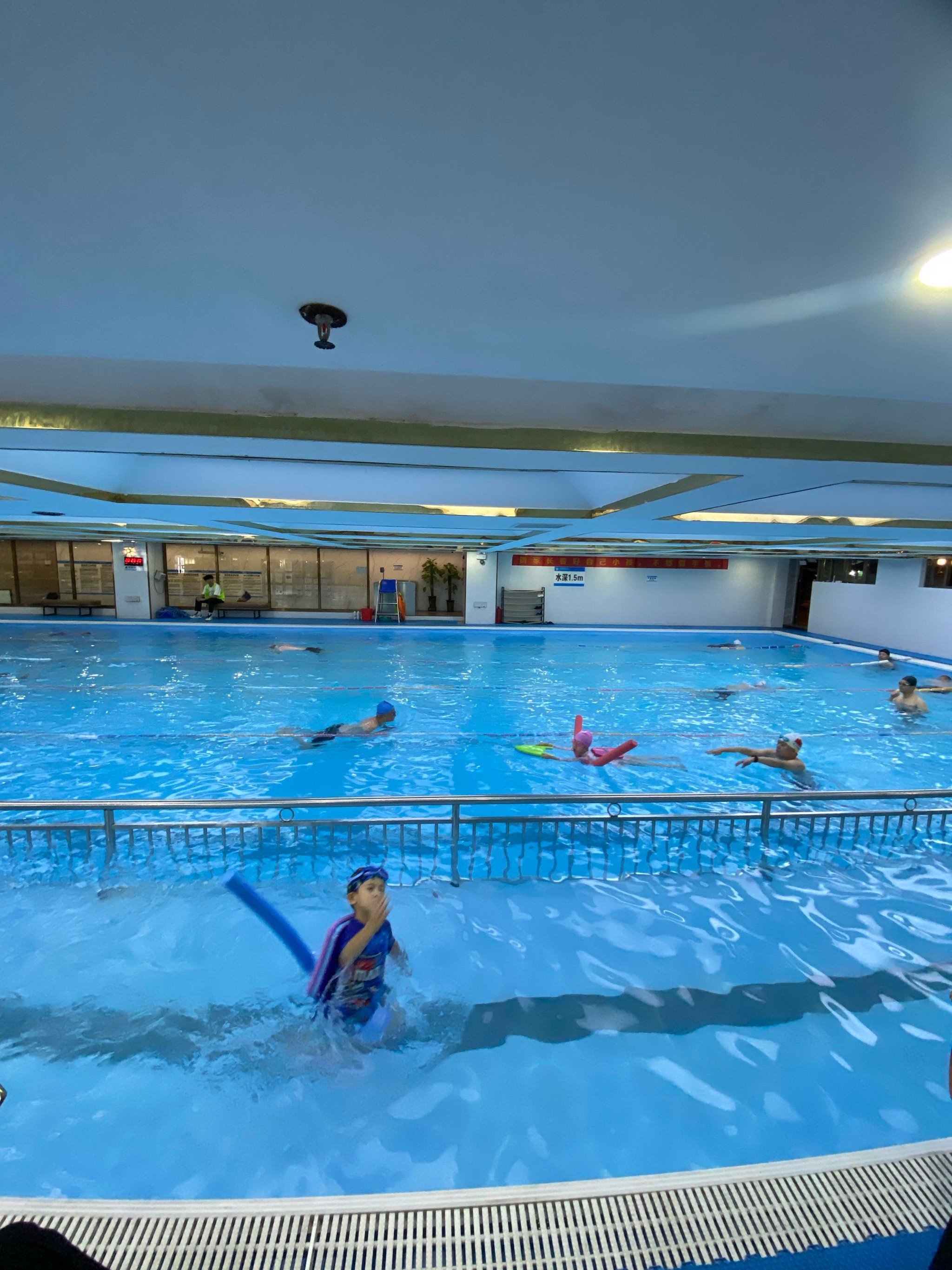 岭南明珠里面的健身房,带泳池,夏天🉑冲!