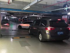 -绿地缤纷城-停车场