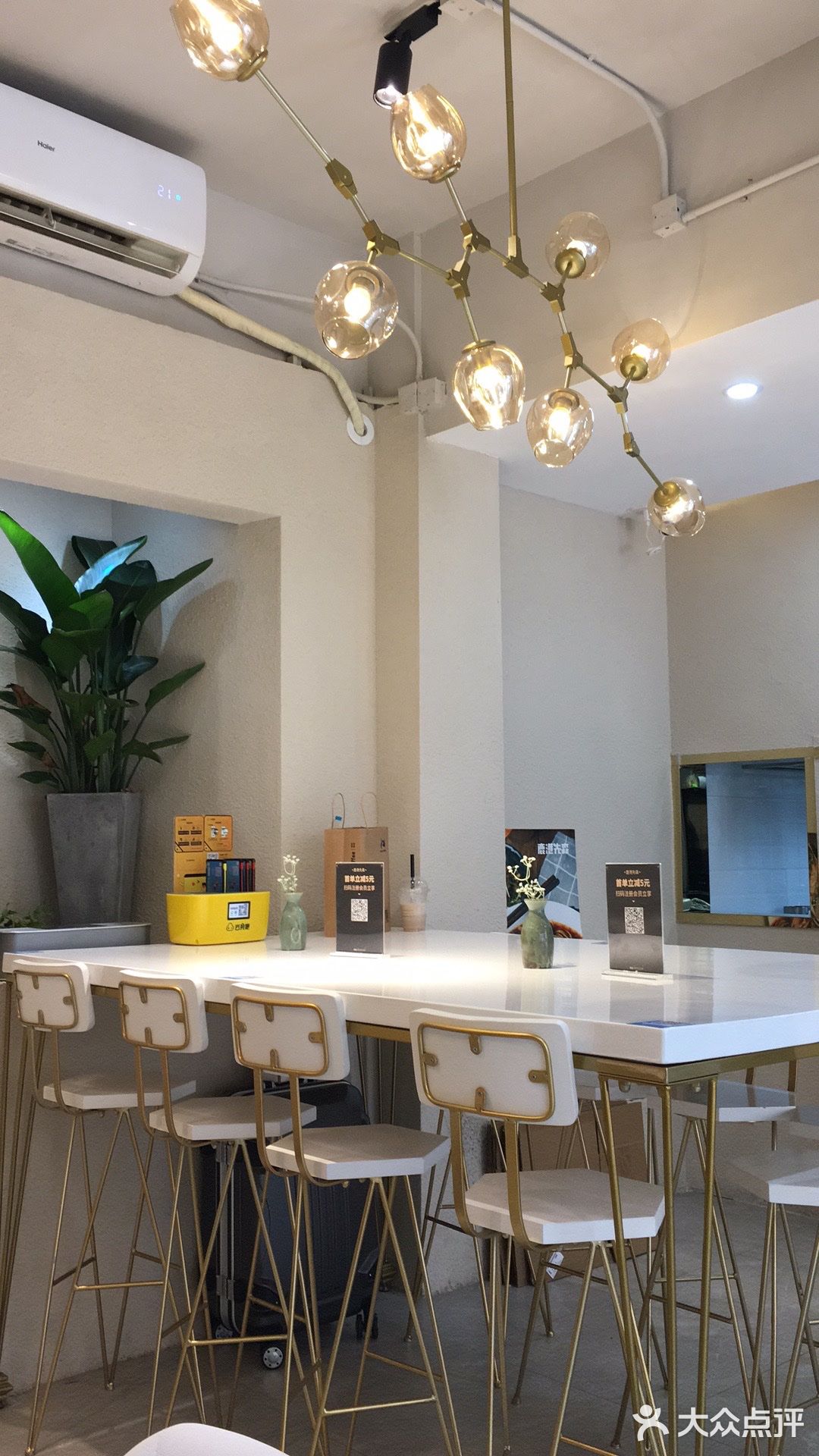 与外面街上的小吃店差别太大了