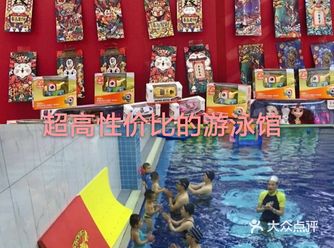 宝宝游泳好处多多首先在水里水疗对宝宝的皮肤是一种好的
