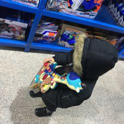 -逝水玩具折扣店