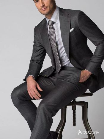 有人拿毛笔刷你的小腿的感觉。如果不介意的话，在夏季