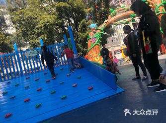 园区里面有很多游乐设备