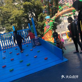 园区里面有很多游乐设备