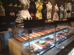 面包甜点陈列柜-富力希尔顿酒店·地阔自助餐厅