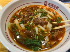 招牌红烧牛肉米粉-呷佬·长沙手工米粉(金沙江路店)