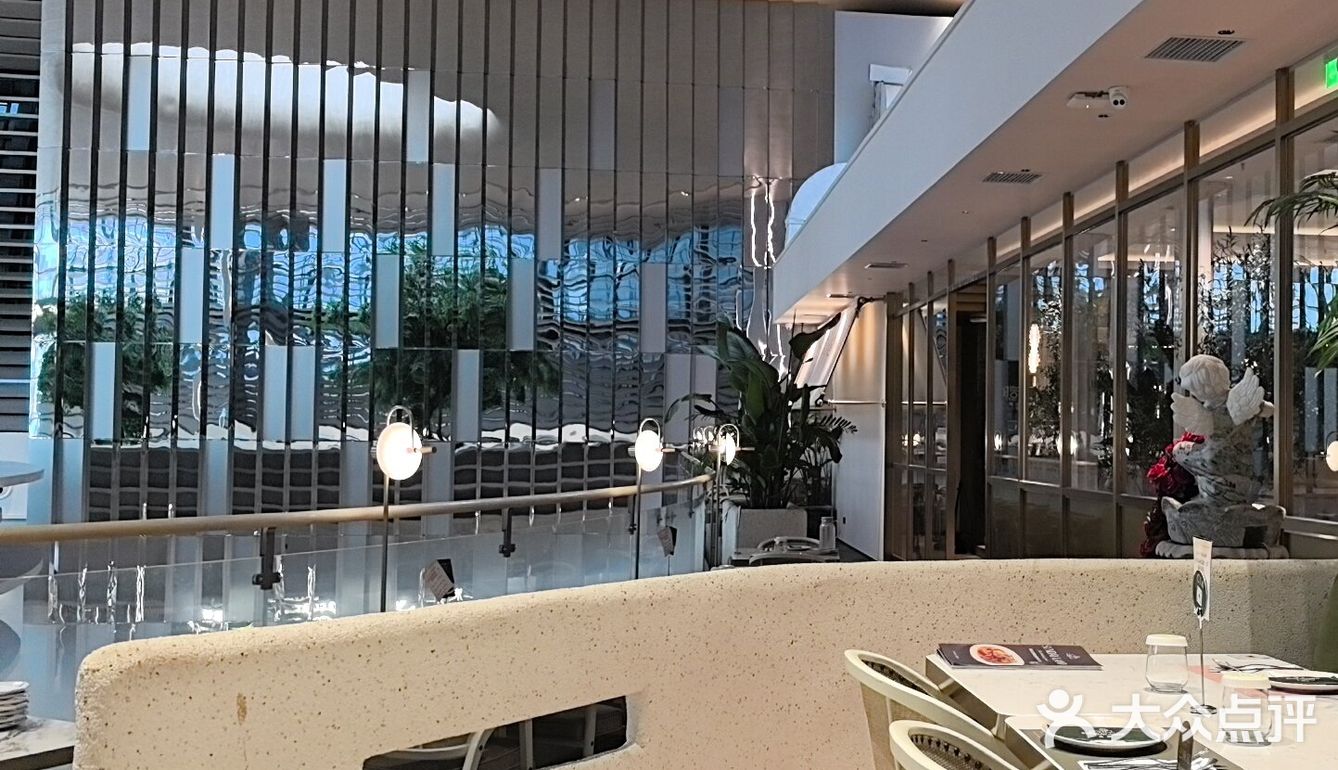 惠灵顿牛排^牛排简直是太好吃了，口感绝了，酥皮很香