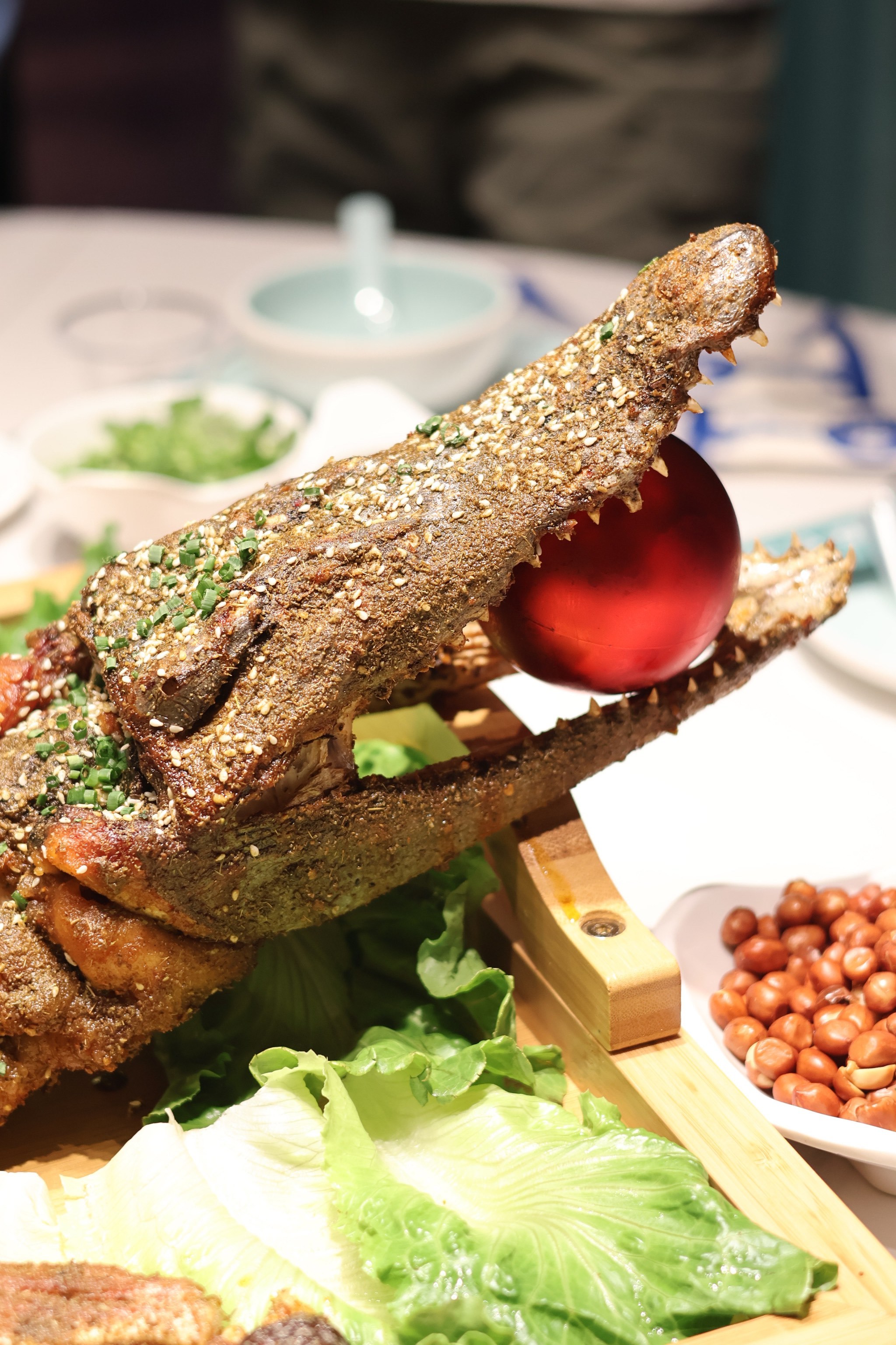 在杭州我竟然吃到整只的烤鳄鱼