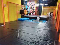 -爱蹦iBOON蹦床运动馆(江汉店)