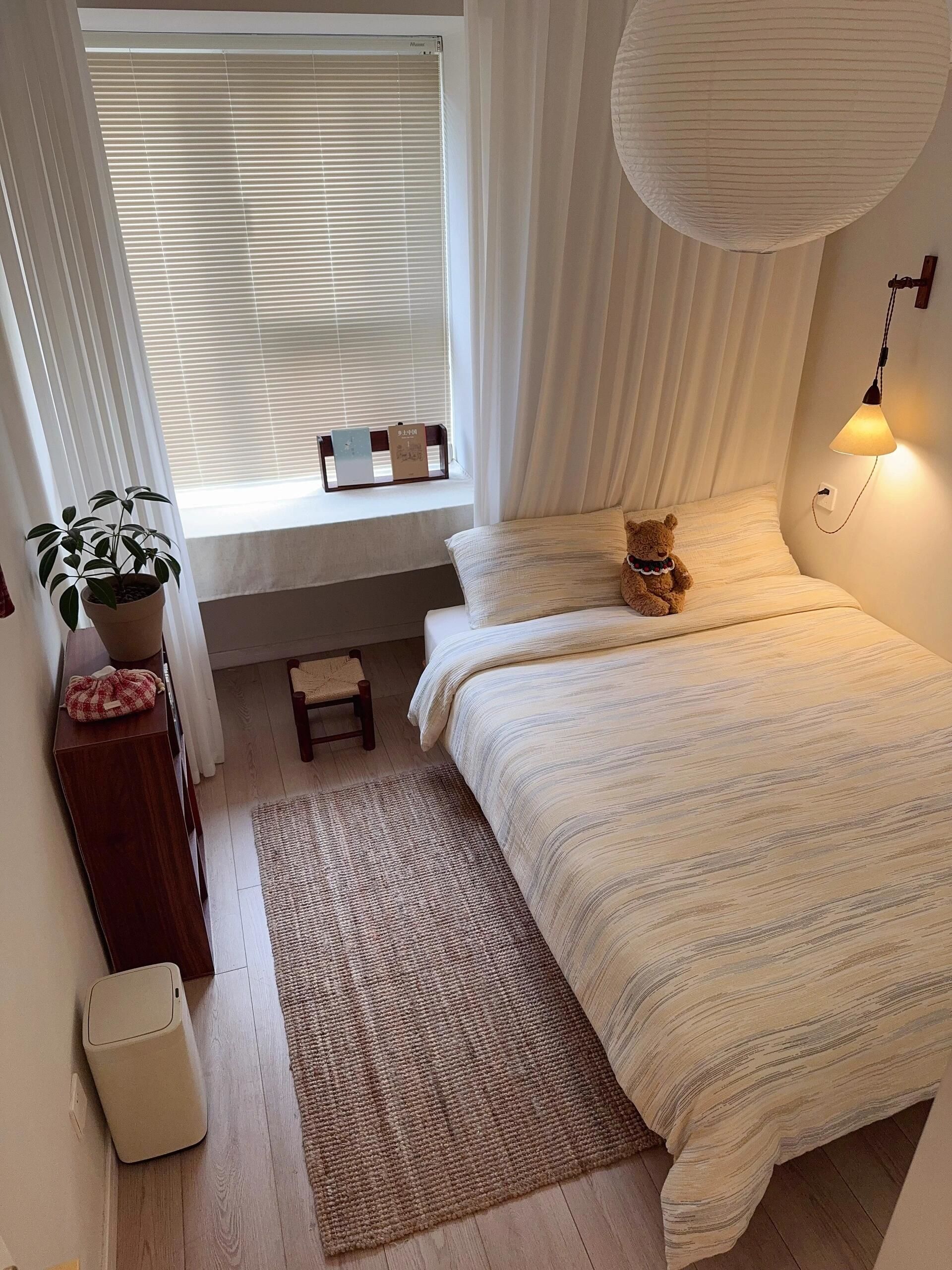 8平米小卧室,床靠墙摆放安全感满满