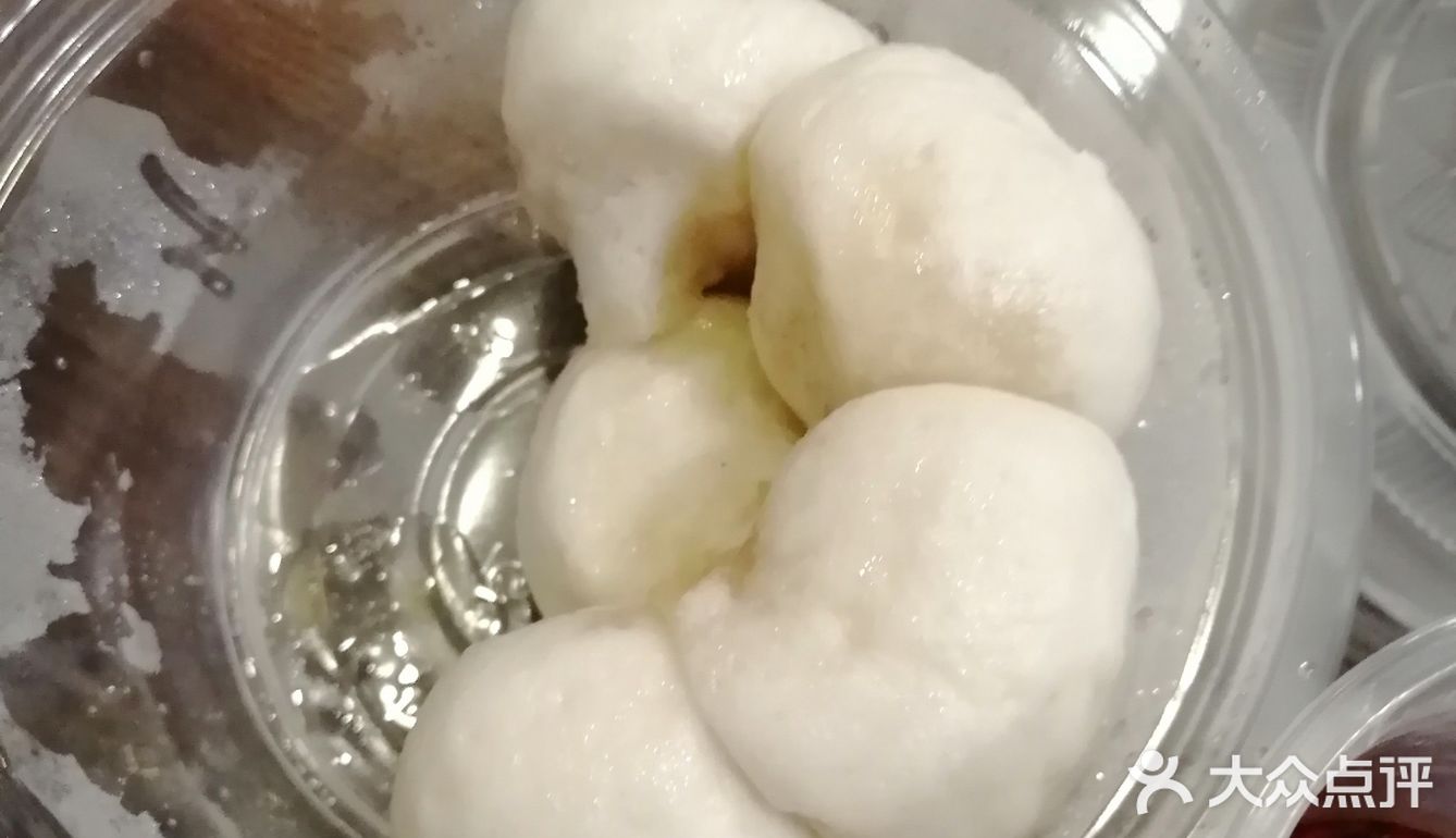 价格也是一样的。个人来说，觉得饺子比小笼包好吃一点
