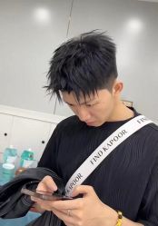 -一家只做男发烫染的店