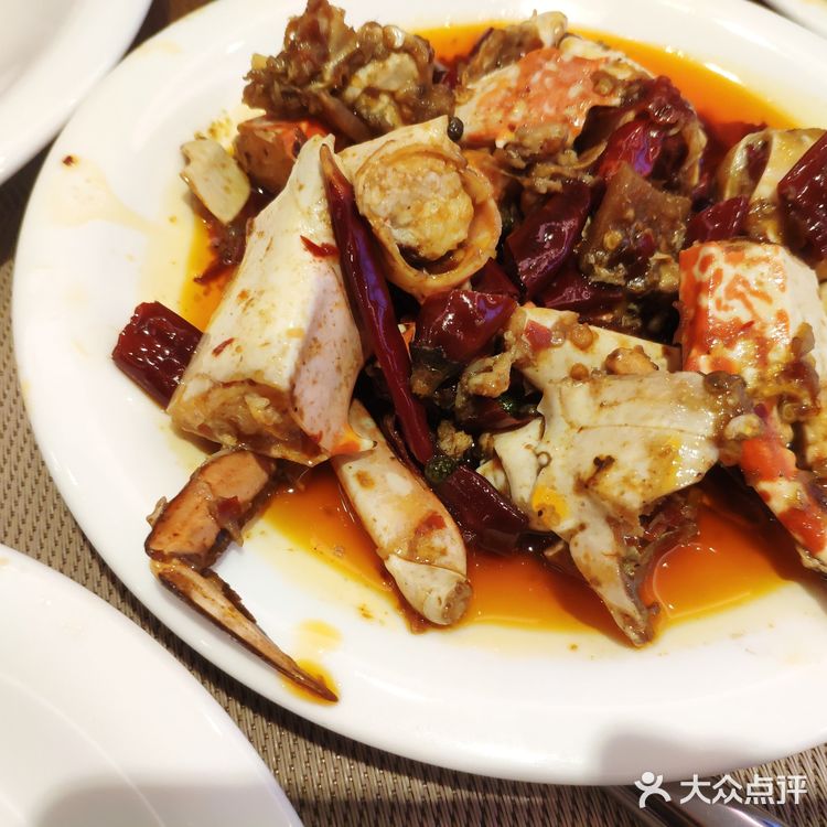 自助餐厅在酒店四楼，他们大概五点二十才让人进场