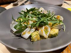 温热海鲜沙拉配牛油果-Mercato莫卡多露台餐厅与酒吧(K11店)