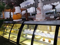 面包甜点陈列柜-拉萨圣地天堂洲际大饭店-自助餐厅