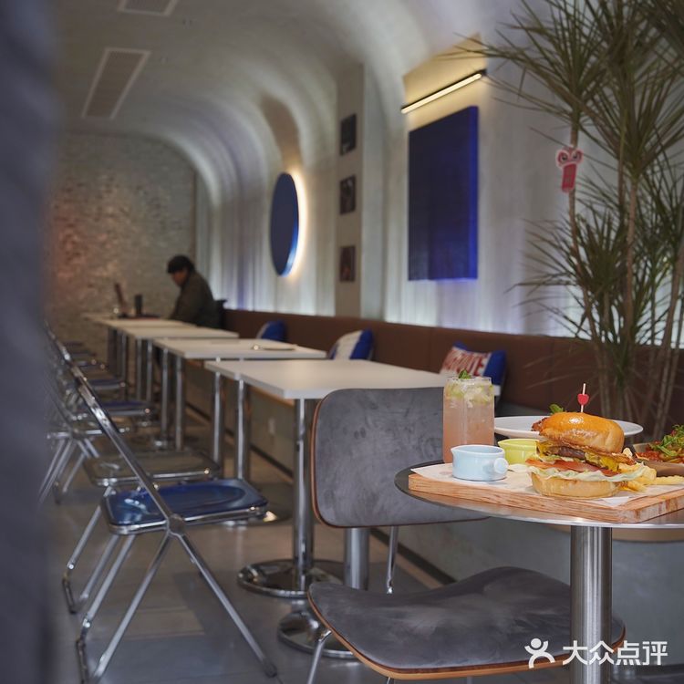 爱上这片克莱因蓝‼️堪比摄影基地🤩滨江坠出片咖啡 汉堡香迷糊叻