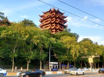 黄鹤楼：我儿子太矮了！站太高你看不见他