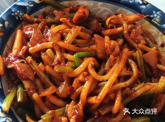 夏天到了开始爱吃重口味，自己在家炒的新疆炒米粉也不比