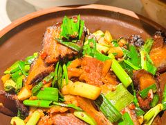 大蒜炒土腊肉-寨子里的钵钵菜·湘西山里菜(魅力湘西店)