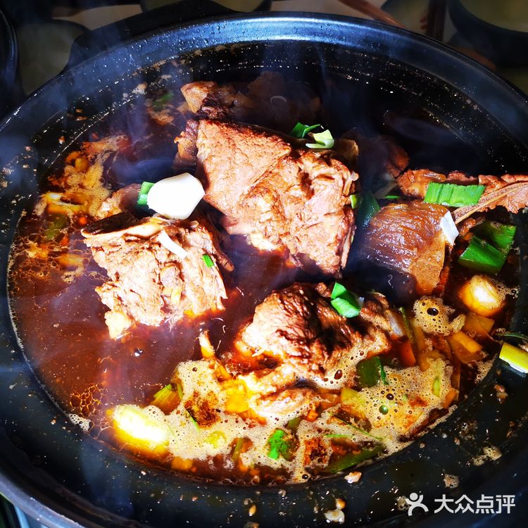 门口大叔招呼着来往的顾客，周末生意非常火爆