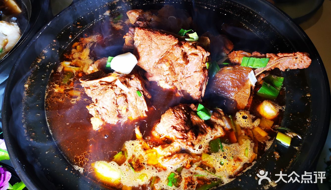 门口大叔招呼着来往的顾客，周末生意非常火爆