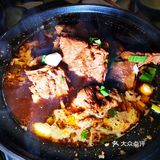 门口大叔招呼着来往的顾客，周末生意非常火爆