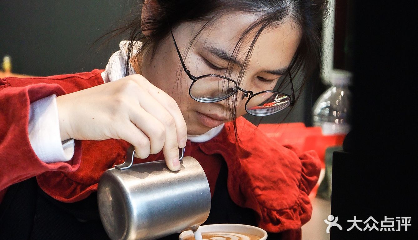 深圳新店｜酷黑工业风和可爱的螃蟹logo