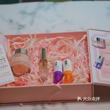飞机上的空气总是让人觉得干燥，仿佛有一个抽湿器
