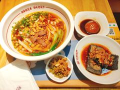 -呷佬·长沙手工米粉(金沙江路店)