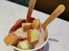 蓝莓冰淇淋加水果-哈根达斯(皇庭店)