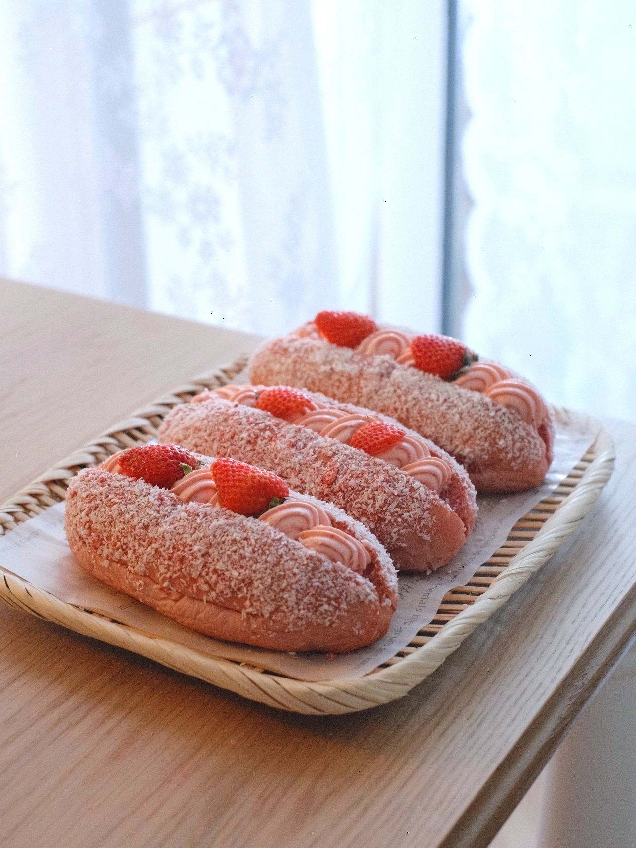 n面包胚不仅颜色粉嫩,空口能吃到草莓味,一口下去,包裹着的鲜奶油也