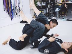 -菠萝格斗巴西柔术训练馆