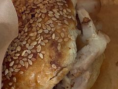 麻酱烧饼夹肉-城墙胡同·北京包子铺(学府店)