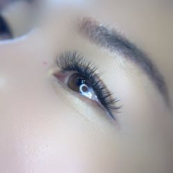 -伊人脱毛美甲美睫连锁机构