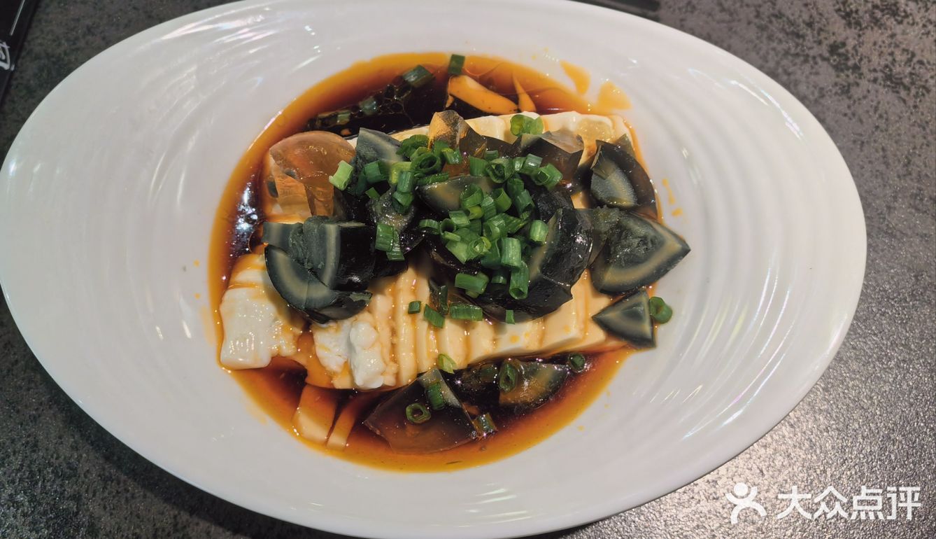 打开新世界大门。「港式腊味煲仔饭」煲仔饭酱油拌好