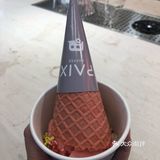 雪糕堪比哈根达斯。就是店内座位不多，只有三个